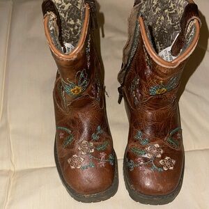 Girls cowgirl boots size 6 D